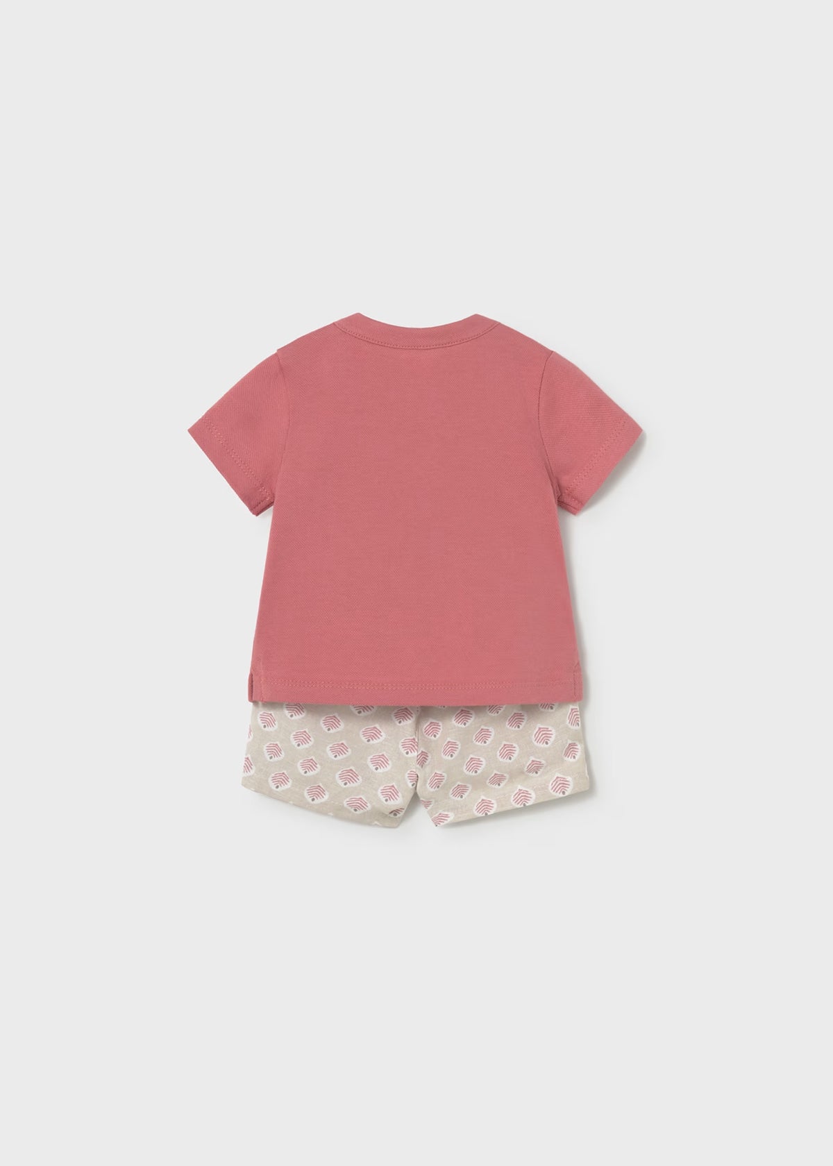 Conjunto pantalón corto estampado y polo